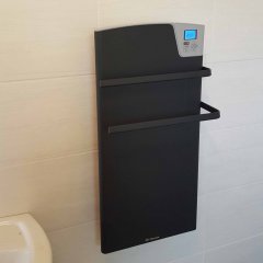 Sèche-serviette électrique installé dans une salle de bains rénovée